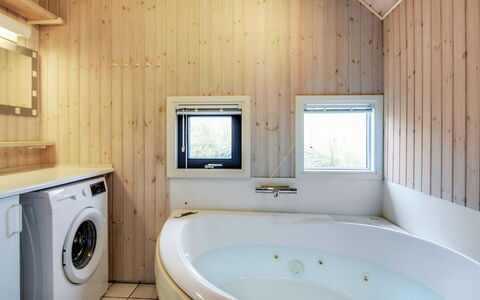 Telia - 250M from the Sea: Flooring, Armatur, Interior Design, Fussboden, Holz, Decke, Badezimmer, Installation, Zimmer, Beleuchtung