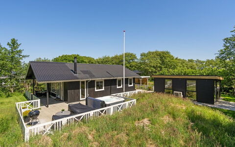 Maik - 1.5Km from the Sea: Strauch, Urban Design, Ground, Backstein, Wohnung, Estate, Mauerwerk, Balkon, Landscaping