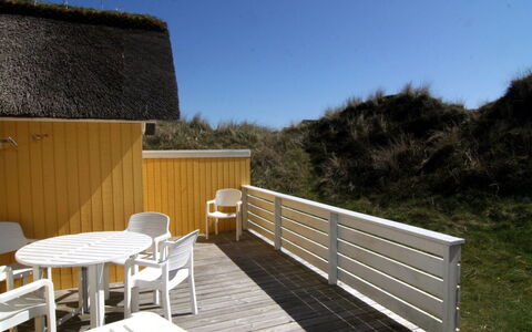 Esa - 500M from the Sea: Strauch, Urban Design, Ground, Backstein, Wohnung, Estate, Mauerwerk, Balkon, Landscaping