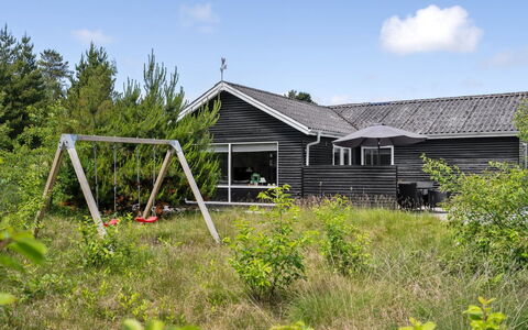 Halfdan - 1.1Km from the Sea: Gebäude, Haus, Fenster, Zuhause, Dach, Wohngebiet, Strauch, Hütte, Grundstueck