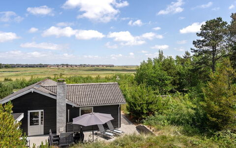 Halfdan - 1.1Km from the Sea: Gebäude, Haus, Fenster, Zuhause, Dach, Wohngebiet, Strauch, Hütte, Grundstueck