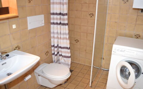Ester - 2.3Km from the Sea: Badezimmer, Armatur, Flooring, Bad Sink, Fussboden, Interior Design, Sinken, Toilette, Zapfhahn, Installation