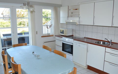 Ester - 2.3Km from the Sea: Möbel, Flooring, Fussboden, Holz, Küche, Interior Design, Countertop, Stuhl, Cabinetry, Holzboden