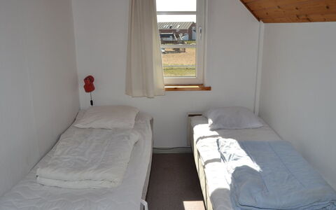 Ester - 2.3Km from the Sea: Holz, Fussboden, Flooring, Schlafzimmer, Bett, Bettrahmen, Zimmer, Bedding, Bettdecke, Hartholz