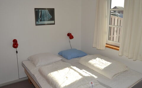 Ester - 2.3Km from the Sea: Möbel, Bett, Holz, Schlafzimmer, Fussboden, Interior Design, Textil, Bettdecke, Linens, Bedding