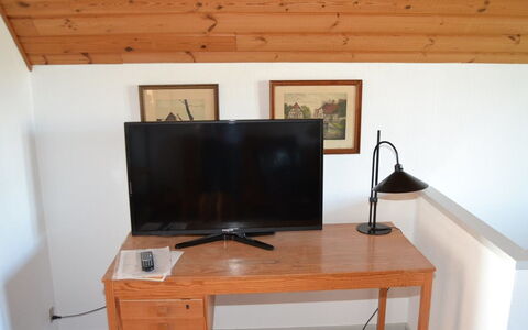 Ester - 2.3Km from the Sea: Möbel, Holz, Flooring, Elektronisches Gerät, Fussboden, Interior Design, Fernsehen, Fernsehgerät, Holzboden