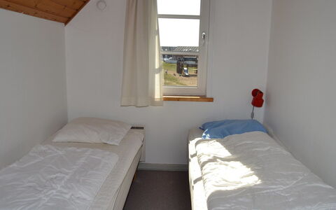 Ester - 2.3Km from the Sea: Wand, Holz, Fussboden, Schlafzimmer, Zuhause, Bett, Bettrahmen, Bedding, Bettdecke, Wohnheim