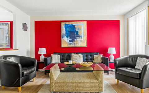 Fotij - 2.3Km from the Sea: Möbel, Interior Design, Flooring, Couch, Fussboden, Wand, Rot, Zimmer, Holz, Wohnzimmer