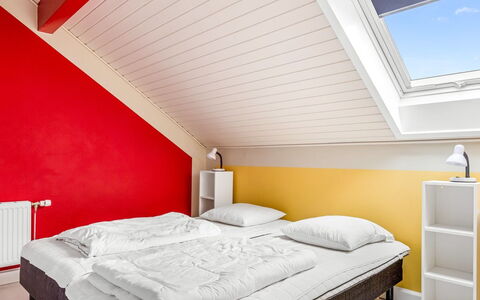 Fotij - 2.3Km from the Sea: Interior Design, Schlafzimmer, Bett, Bedding, Fussboden, Decke, Bettdecke, Flooring, Bettrahmen, Zuhause