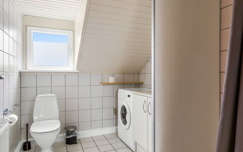 Fotij - 2.3Km from the Sea: Flooring, Fussboden, Holz, Interior Design, Armatur, Decke, Toilette, Zimmer, Installation, Badezimmer