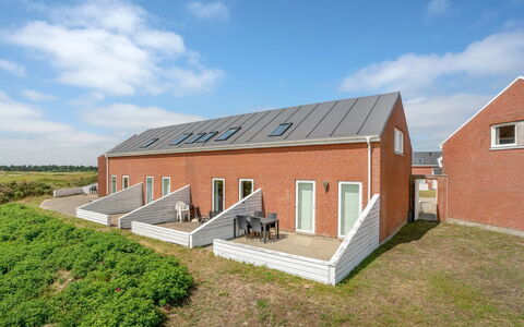 Fotij - 2.3Km from the Sea: Dach, Grundstueck, Estate, Mauerwerk, Backstein, Bauernhaus, Garten, Daylighting, Abstellgleis