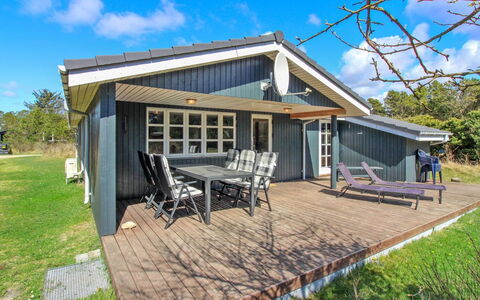 Marja - 1.3Km from the Sea: Holz, Dach, Die Architektur, Zuhause, Haus, Hütte, Abstellgleis, Hartholz, Steigung, Estate