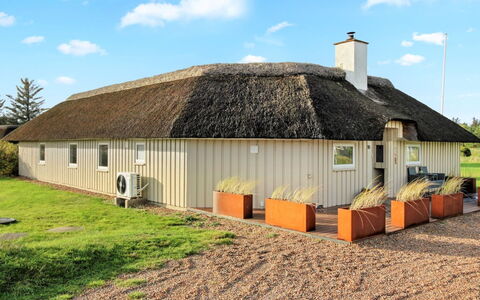 Annalise - 1Km from the Sea: Haus, Dach, Zuhause, Hütte, Strauch, Ground, Estate, Bauernhaus, Abstellgleis, Gartenbauten
