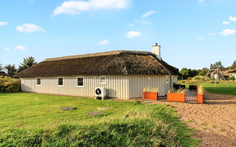 Annalise - 1Km from the Sea: Haus, Dach, Zuhause, Hütte, Strauch, Ground, Estate, Bauernhaus, Abstellgleis, Gartenbauten