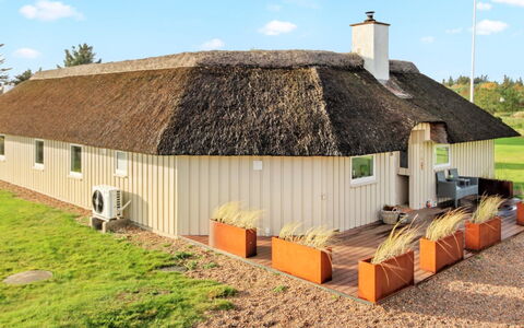 Annalise - 1Km from the Sea: Haus, Dach, Zuhause, Hütte, Strauch, Ground, Estate, Bauernhaus, Abstellgleis, Gartenbauten