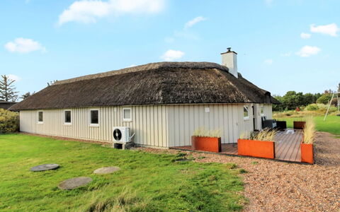 Annalise - 1Km from the Sea: Haus, Dach, Zuhause, Hütte, Strauch, Ground, Estate, Bauernhaus, Abstellgleis, Gartenbauten