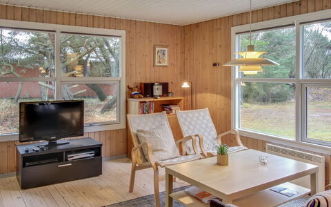 Dika - 1Km from the Sea: Möbel, Interior Design, Flooring, Fussboden, Holz, Decke, Zimmer, Stuhl, Holzboden, Tabelle
