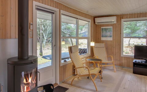 Dika - 1Km from the Sea: Flooring, Holz, Fussboden, Interior Design, Decke, Zimmer, Holzboden, Möbel, Hartholz, Holzbeize