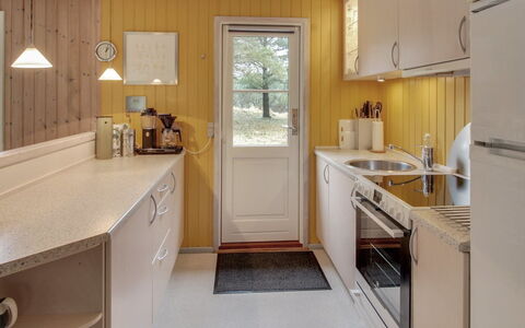 Dika - 1Km from the Sea: Flooring, Holz, Countertop, Interior Design, Küche, Fussboden, Küchengerät, Major Appliance, Sinken, Armatur
