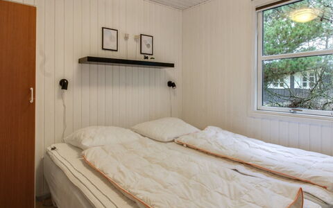 Dika - 1Km from the Sea: Wand, Schlafzimmer, Holz, Bett, Fussboden, Flooring, Bettdecke, Interior Design, Bedding, Zimmer
