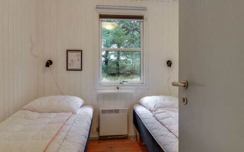 Dika - 1Km from the Sea: Wand, Holz, Flooring, Fussboden, Schlafzimmer, Bett, Interior Design, Bettrahmen, Zuhause, Bedding