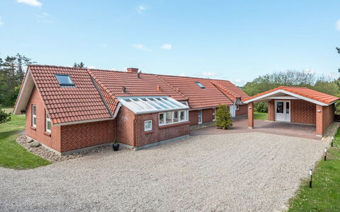 Swening - 2.1Km from the Sea: Haus, Hütte, Dach, Gartenbauten, Schatten, Schuppen, Hinterhof, Gartenmöbel, Garten, Rasen