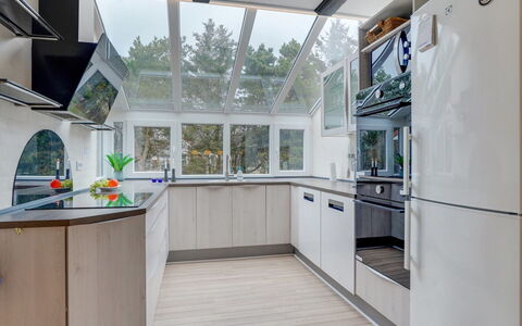 Swening - 2.1Km from the Sea: Küche, Interior Design, Holz, Countertop, Küchengerät, Decke, Flooring, Major Appliance, Zuhause, Beleuchtung