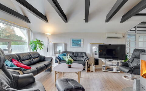 Swening - 2.1Km from the Sea: Möbel, Interior Design, Couch, Decke, Flooring, Wohnzimmer, Fussboden, Zimmer, Tabelle, Stuhl