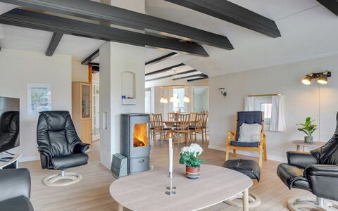 Swening - 2.1Km from the Sea: Möbel, Interior Design, Flooring, Holz, Decke, Fussboden, Stuhl, Wohnzimmer, Tabelle, Beleuchtung