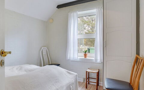 Swening - 2.1Km from the Sea: Flooring, Fussboden, Wand, Interior Design, Schlafzimmer, Holz, Bett, Decke, Möbel, Zimmer