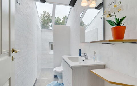 Swening - 2.1Km from the Sea: Flooring, Interior Design, Wand, Armatur, Fussboden, Badezimmer, Sinken, Badezimmerschrank, Zapfhahn, Bad Sink