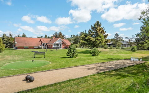 Swening - 2.1Km from the Sea: Gras, Haus, Strauch, Zuhause, Landschaft, Grundstueck, Einfach, Rasen, Hütte