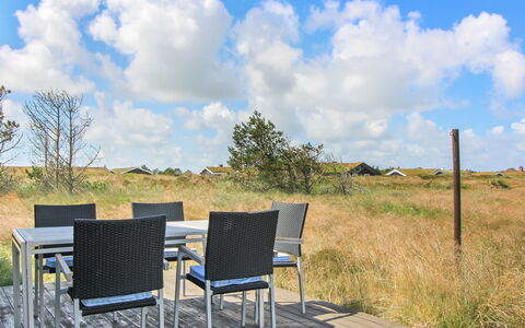 Edyta - 400M from the Sea: Gras, Haus, Dach, Zuhause, Hütte, Strauch, Grundstueck, Ländliches Gebiet, Bauernhaus, Ground