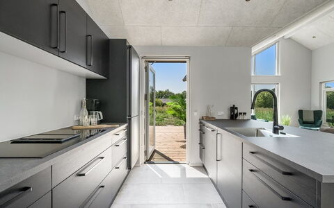 Måns - 500M to the Fjord: Küche, Countertop, Flooring, Küchengerät, Interior Design, Möbel, Cabinetry, Fussboden, Major Appliance, Haushaltsgerät