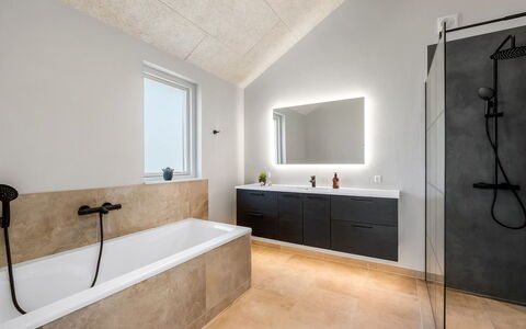 Måns - 500M to the Fjord: Wand, Flooring, Armatur, Badezimmer, Fussboden, Interior Design, Zapfhahn, Decke, Installation, Badezimmerschrank