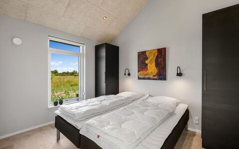 Måns - 500M to the Fjord: Schlafzimmer, Decke, Bettrahmen, Bett, Bedding, Bettdecke, Kissen, Einfrieren, Hotel, Daylighting