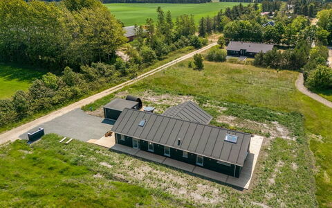 Måns - 500M to the Fjord: Hütte, Garten, Abstellgleis, Gartenbauten, Schatten, Garten, Hinterhof, Rasen, Bauernhaus, Landscaping