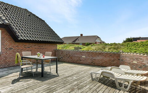 Drea - 250M from the Sea: Strauch, Urban Design, Ground, Backstein, Wohnung, Estate, Mauerwerk, Balkon, Landscaping