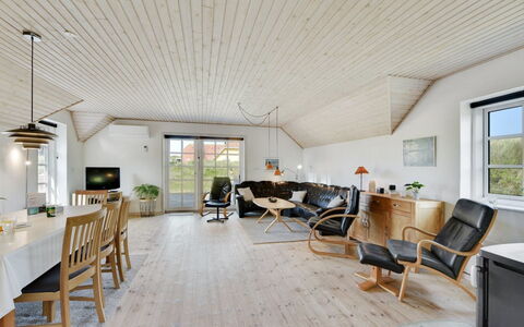 Drea - 250M from the Sea: Strauch, Urban Design, Ground, Backstein, Wohnung, Estate, Mauerwerk, Balkon, Landscaping