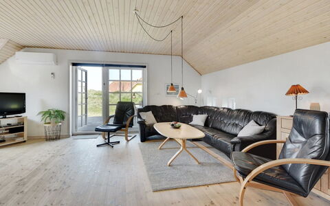 Drea - 250M from the Sea: Strauch, Urban Design, Ground, Backstein, Wohnung, Estate, Mauerwerk, Balkon, Landscaping