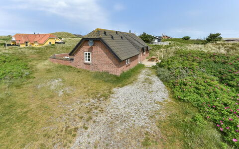 Drea - 250M from the Sea: Strauch, Urban Design, Ground, Backstein, Wohnung, Estate, Mauerwerk, Balkon, Landscaping