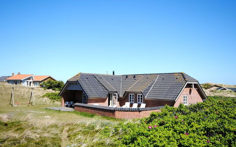 Drea - 250M from the Sea: Strauch, Urban Design, Ground, Backstein, Wohnung, Estate, Mauerwerk, Balkon, Landscaping