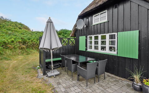 Annika - from the Sea: Haus, Zuhause, Dach, Hütte, Strauch, Abstellgleis, Tür, Garten, Bauernhaus