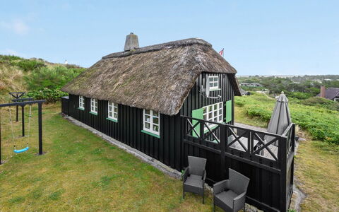 Annika - from the Sea: Haus, Zuhause, Dach, Hütte, Strauch, Abstellgleis, Tür, Garten, Bauernhaus