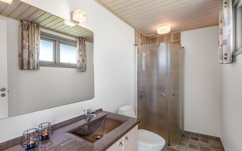 Anetta - 200M from the Sea: Armatur, Holz, Flooring, Fussboden, Decke, Sinken, Badezimmer, Interior Design, Bad Sink, Zapfhahn