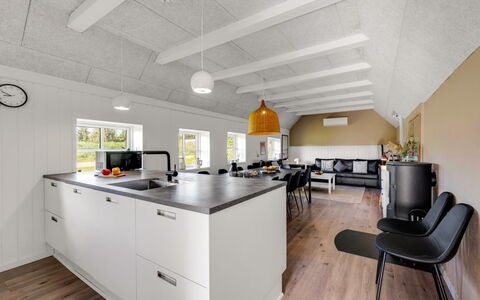 Giesela - 975M from the Sea: Küche, Flooring, Decke, Interior Design, Countertop, Fussboden, Möbel, Cabinetry, Zuhause, Light Fixture