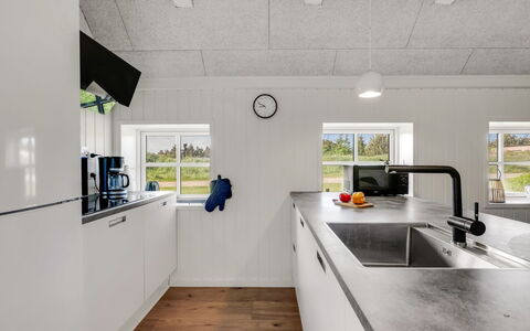 Giesela - 975M from the Sea: Küche, Countertop, Armatur, Zapfhahn, Sinken, Hartholz, Cabinetry, Spüle, Light Fixture, Holzboden