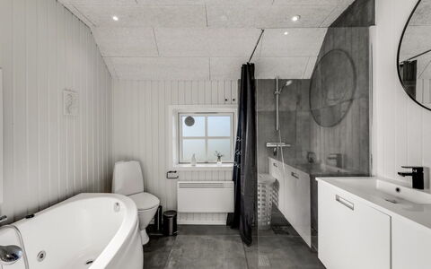 Giesela - 975M from the Sea: Armatur, Badezimmer, Flooring, Fussboden, Sinken, Decke, Zapfhahn, Interior Design, Installation, Bad Sink