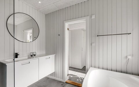 Giesela - 975M from the Sea: Flooring, Wand, Armatur, Fussboden, Holz, Interior Design, Badezimmer, Installation, Decke, Zapfhahn