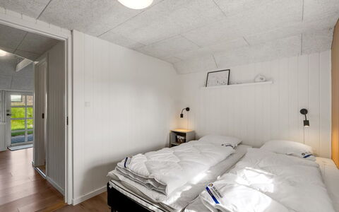 Giesela - 975M from the Sea: Decke, Schlafzimmer, Interior Design, Fussboden, Zimmer, Light Fixture, Bett, Wohnung, Bettrahmen, Bedding